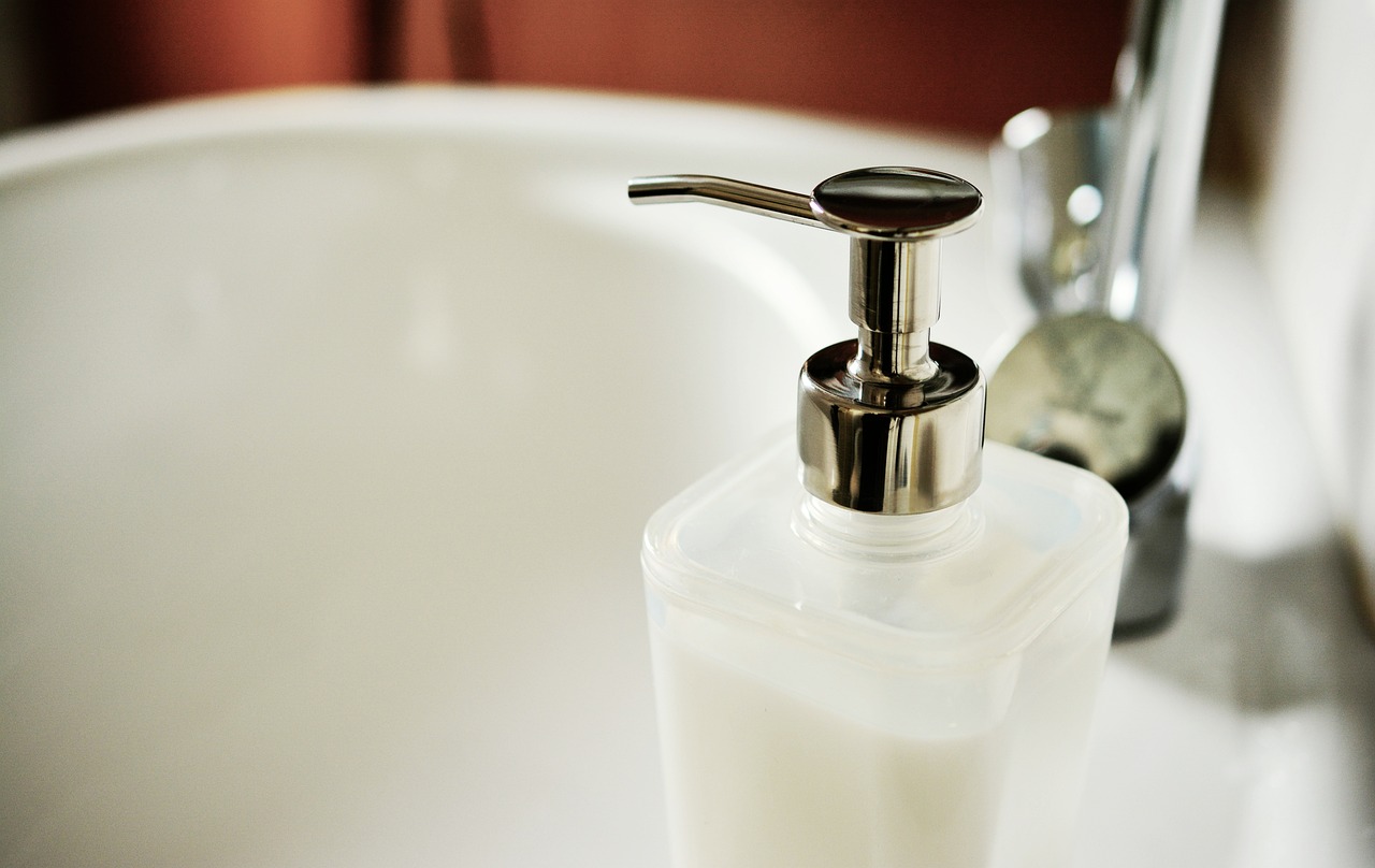 Dozowniki do mydła – praktyczne i higieniczne rozwiązanie