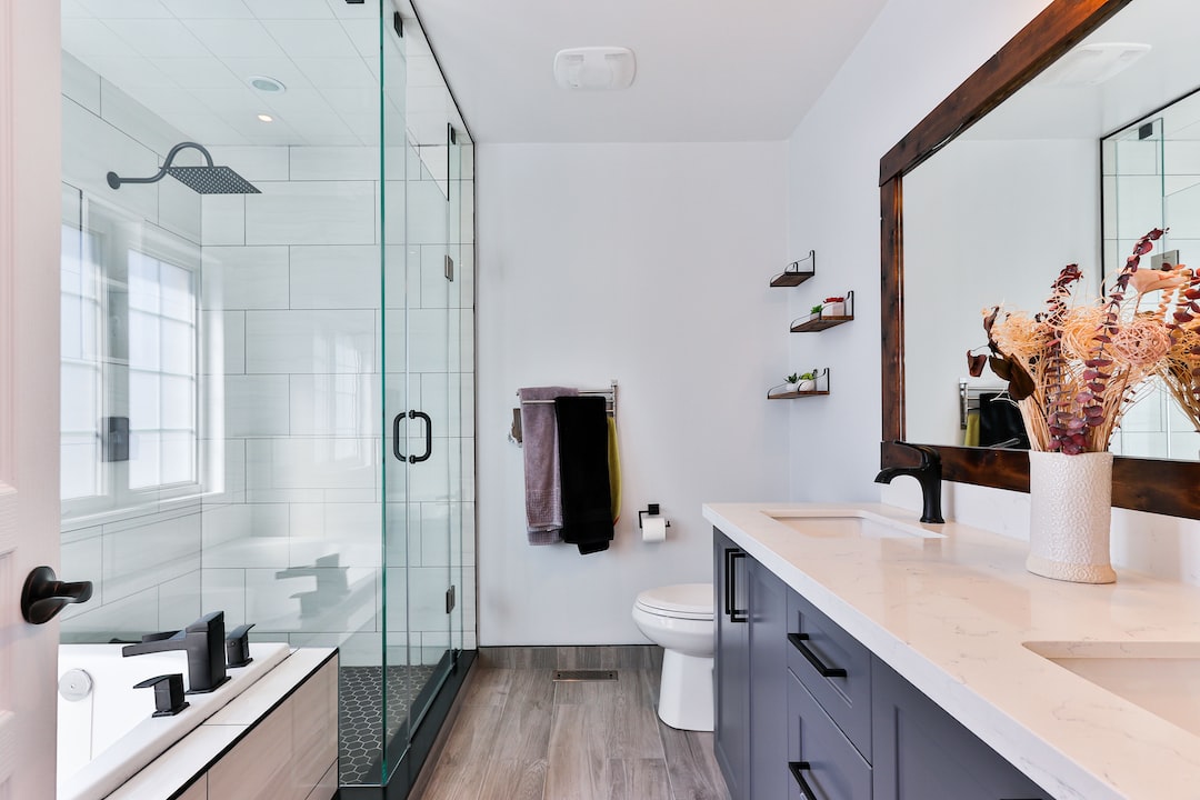 Styl nowoczesny w łazience: Praktyczne porady i wyrafinowane rozwiązania