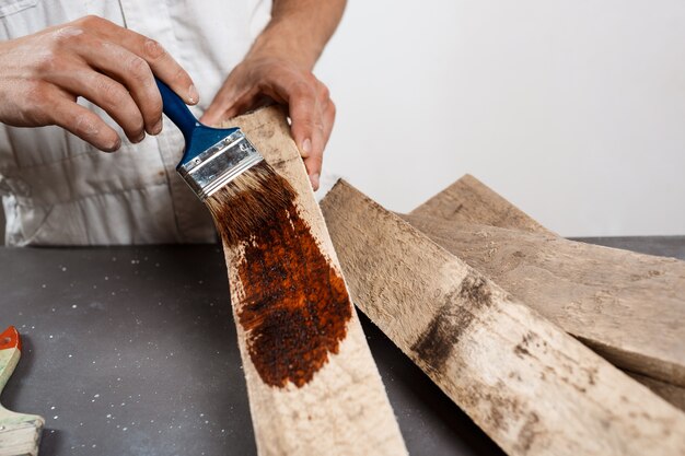 Jak poprawnie zabezpieczyć drewniane powierzchnie w domu – przewodnik krok po kroku