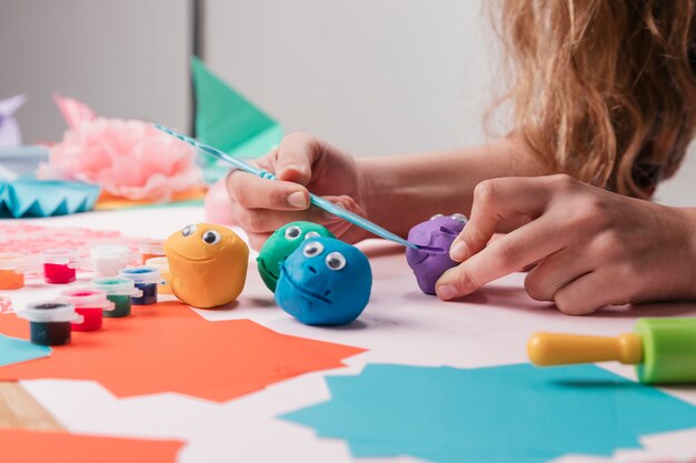 Jak metoda Montessori wspiera rozwój samodzielności i kreatywności u najmłodszych?