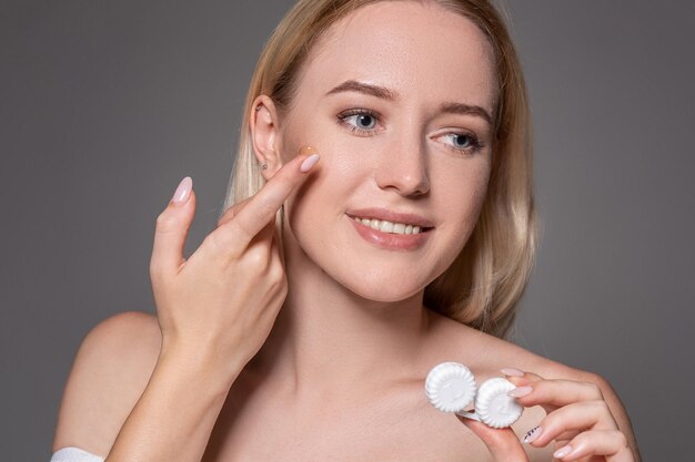 Jak skuteczne kosmetyki z peptydami wpływają na regenerację i odmładzanie skóry?